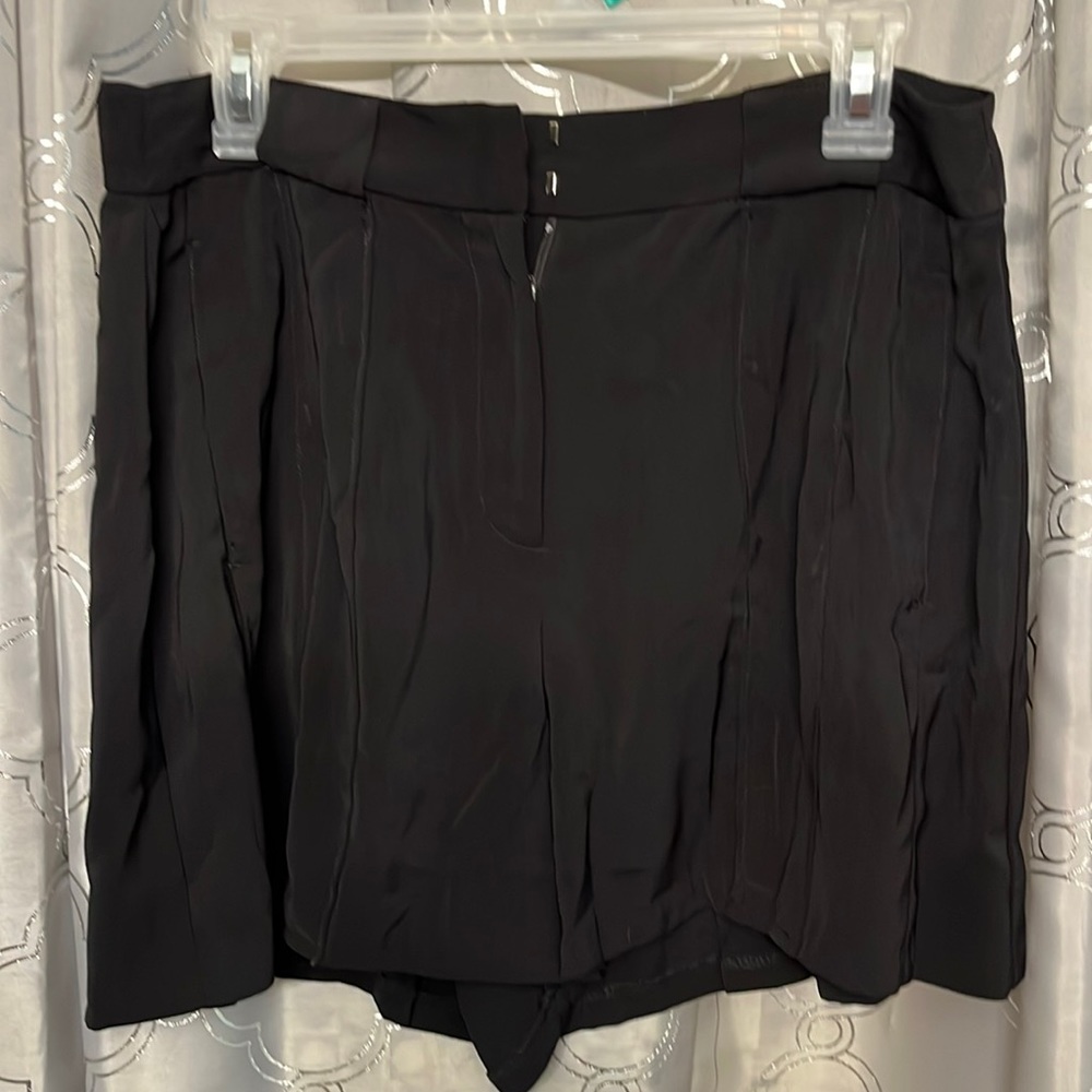 Jennifer Lopez size 12 black dress shorts slimming front seam pockets